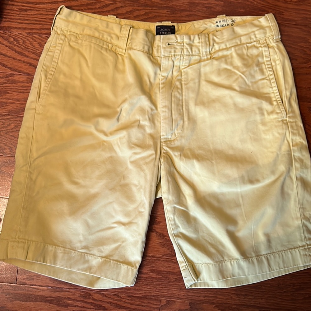 Men’s J.Crew Yellow Stanton Shorts. Waist: 32. Inseam: 9.
